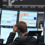 أسهم أوروبا تتجه لانخفاض طفيف في نهاية أسبوع حافل